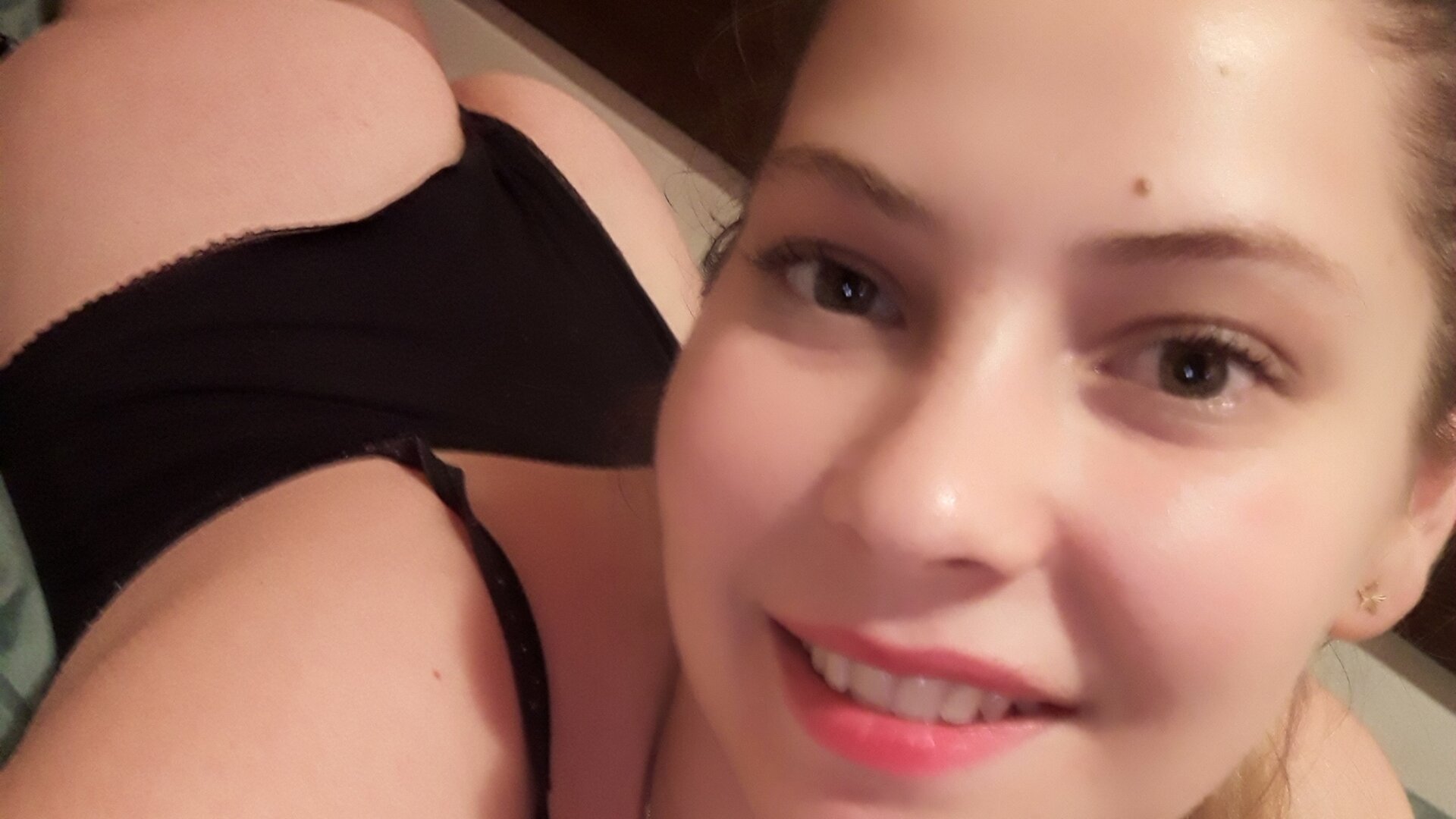 AdriLavi's Live Nude Chat
