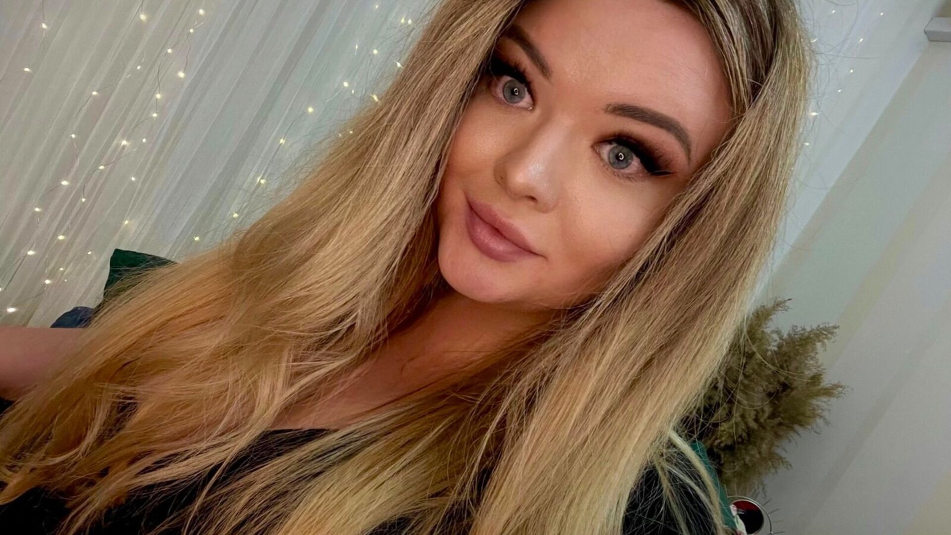 AmiMi's Live Nude Chat