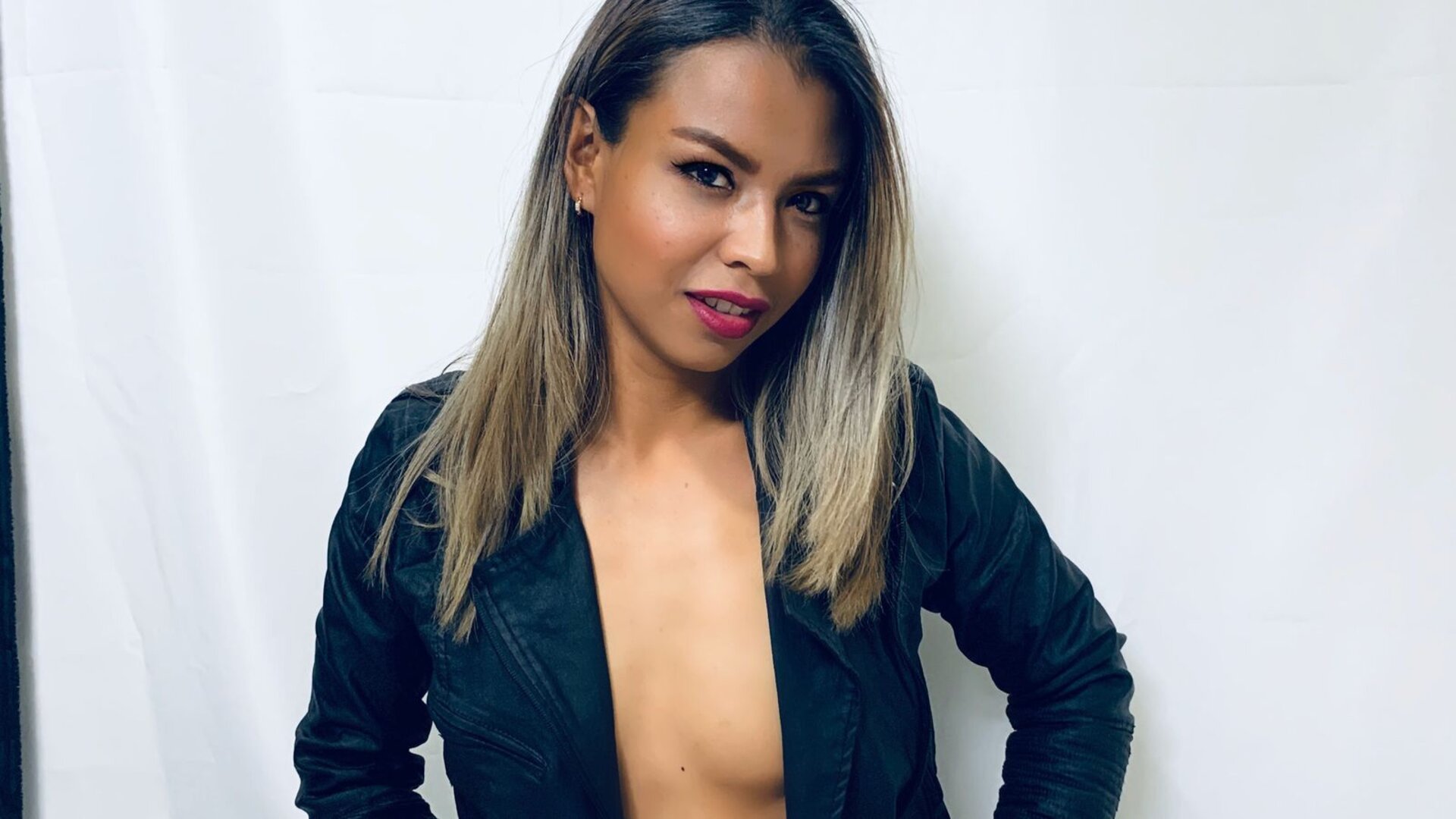 AranzaL's Live Nude Chat