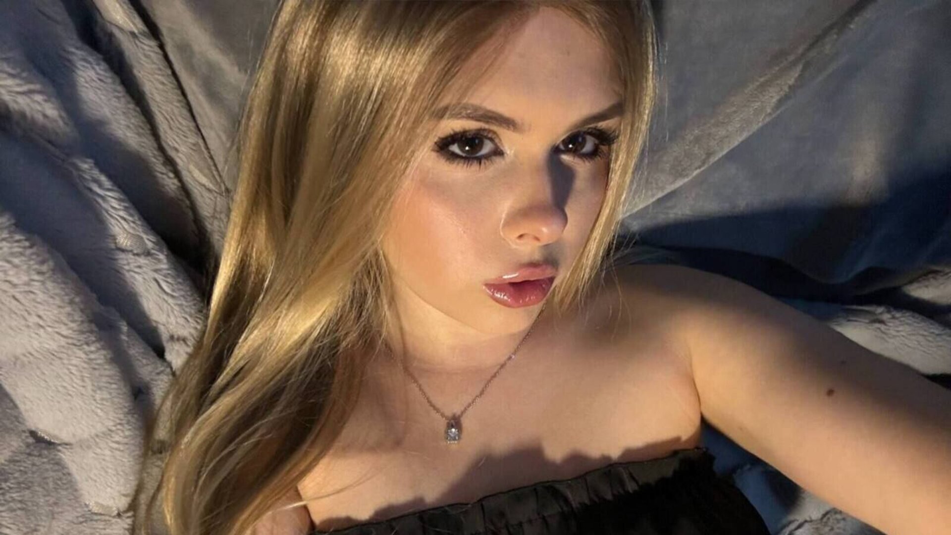 ElvaBrown's Live Nude Chat