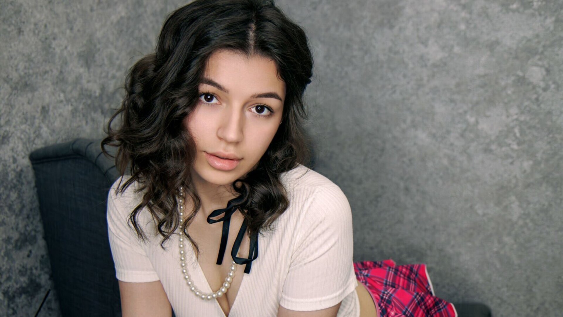 EmmieWren's Live Nude Chat