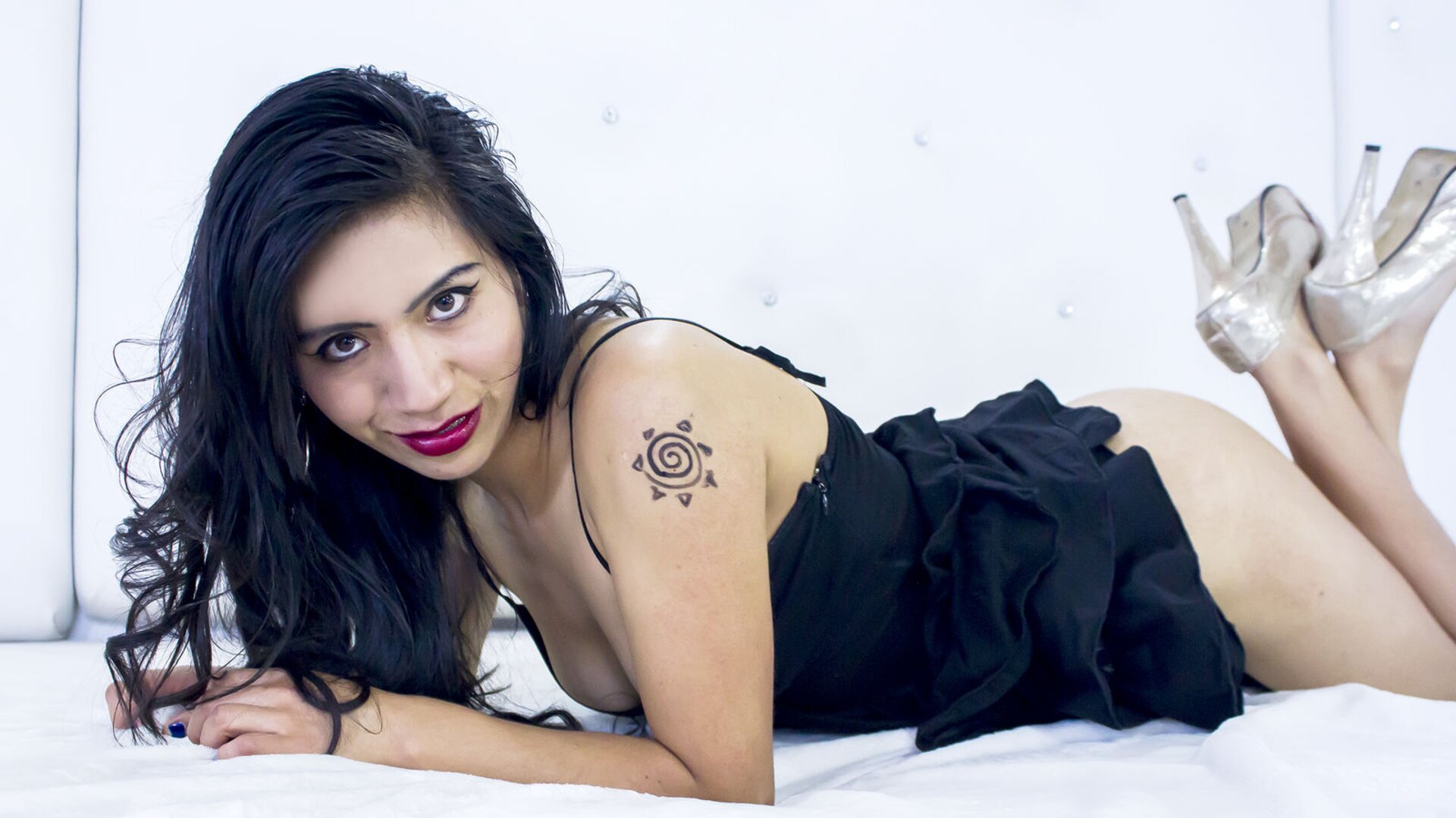 FridaKind's Live Nude Chat