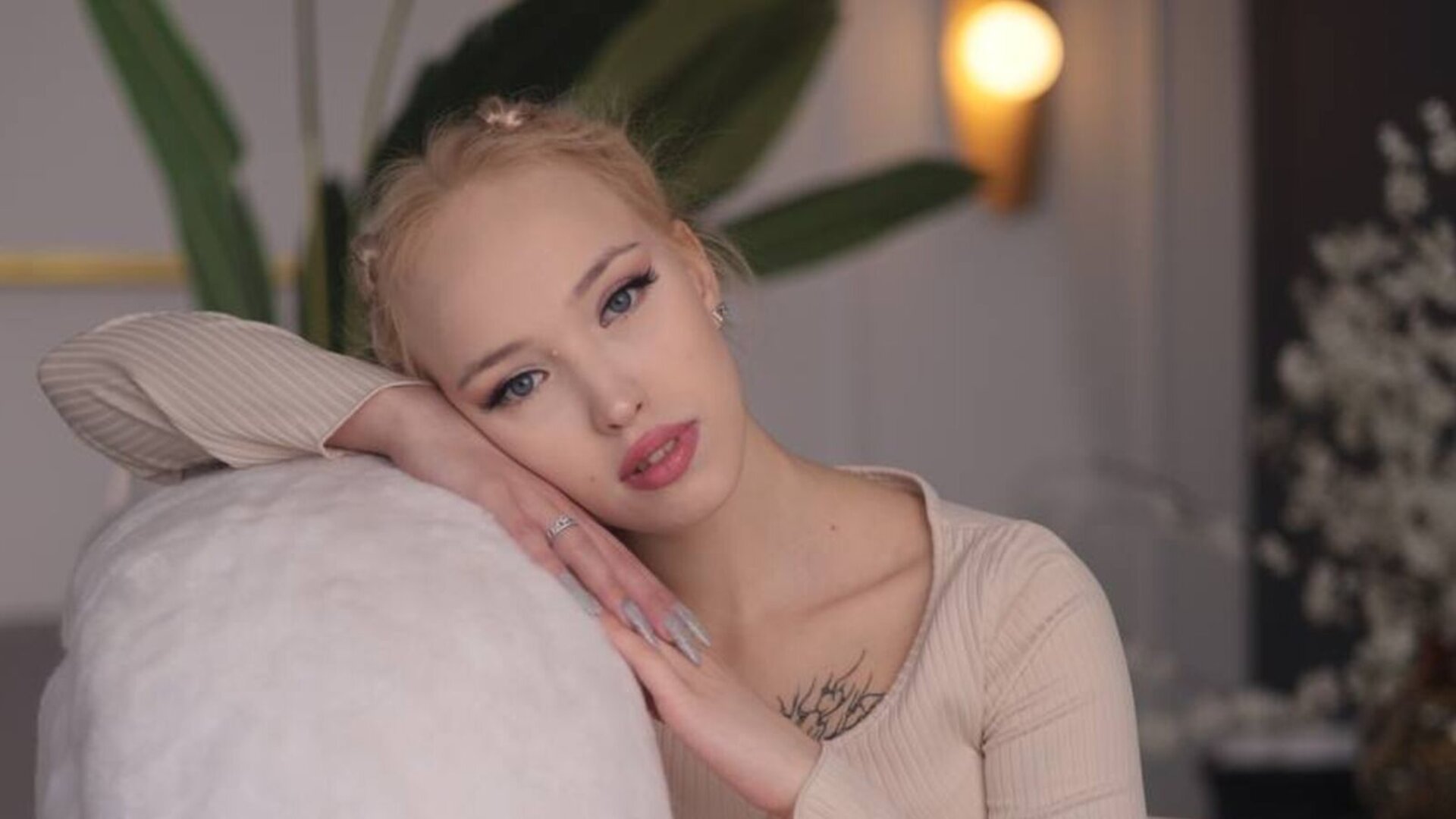 LaurenLew's Live Nude Chat