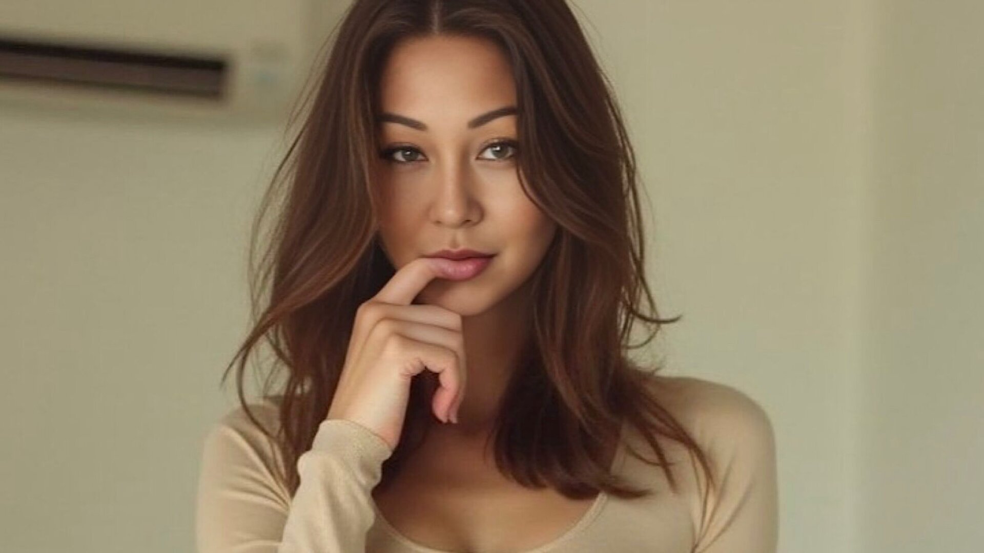 LeahReel's Live Nude Chat