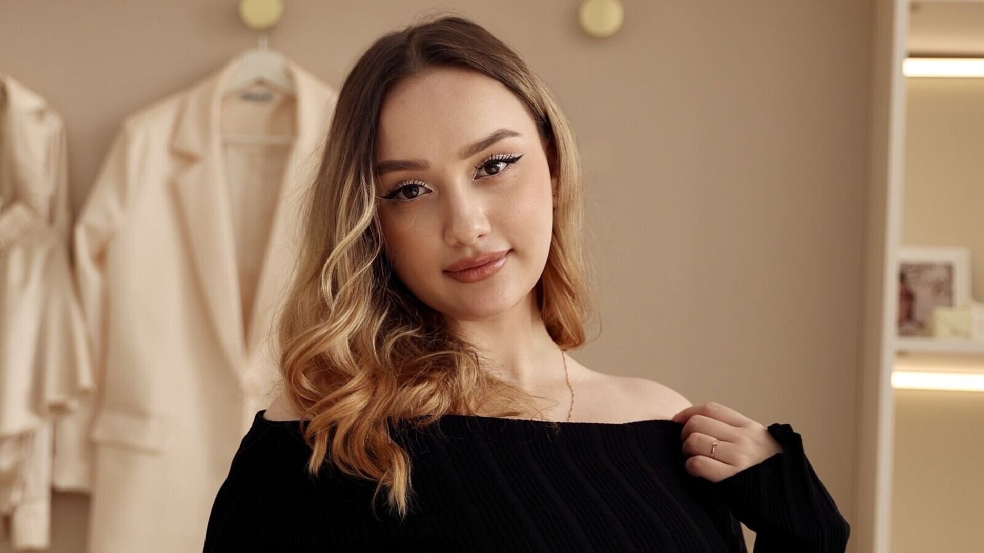 LilyCain's Live Nude Chat