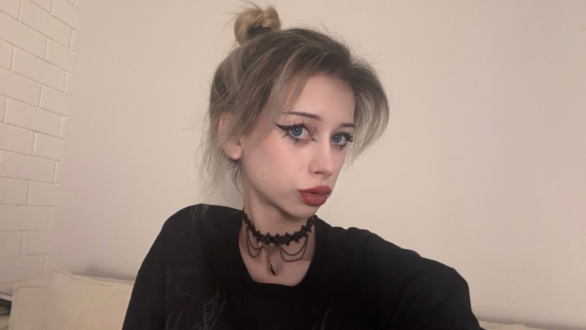 LoreyHoney's Live Nude Chat