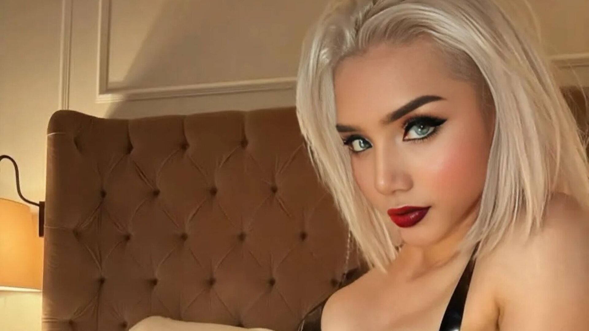 MaxNail's Live Nude Chat