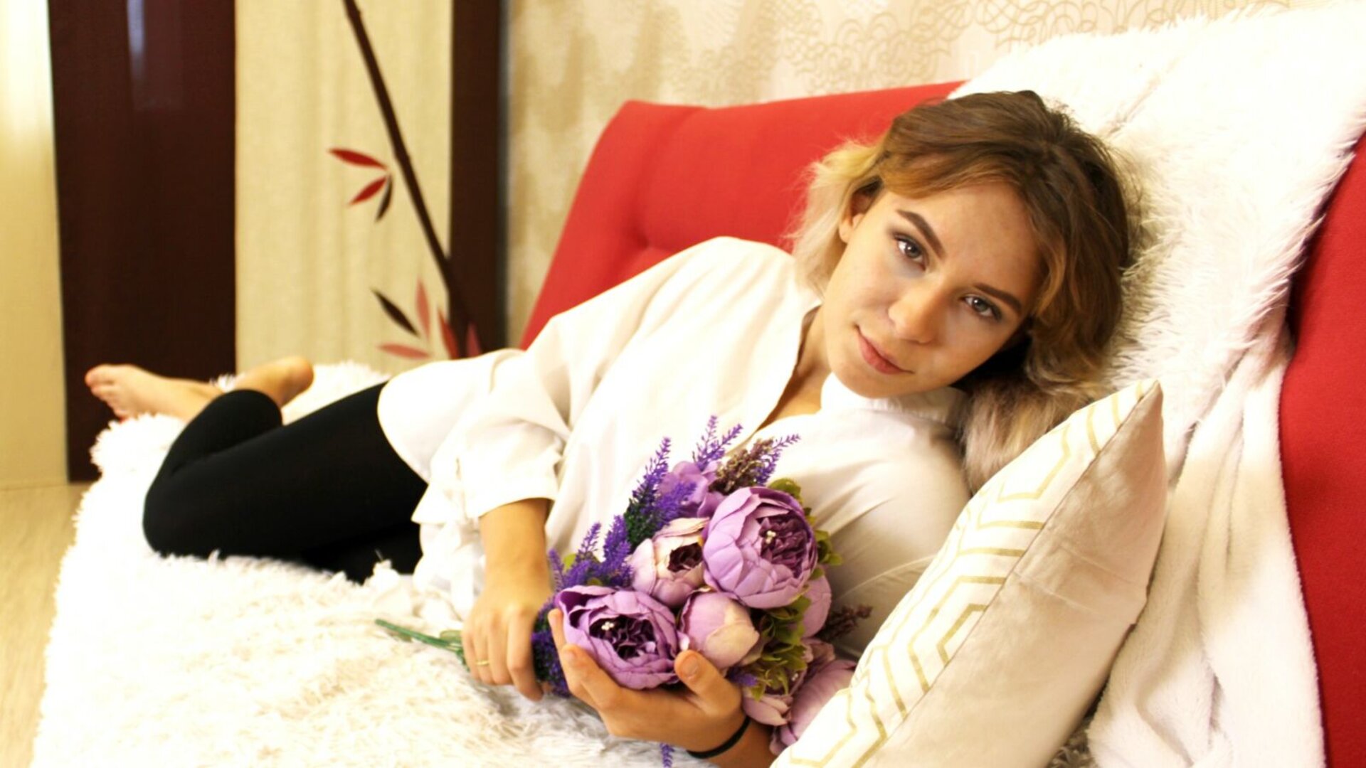 MiraMcDowell's Live Nude Chat