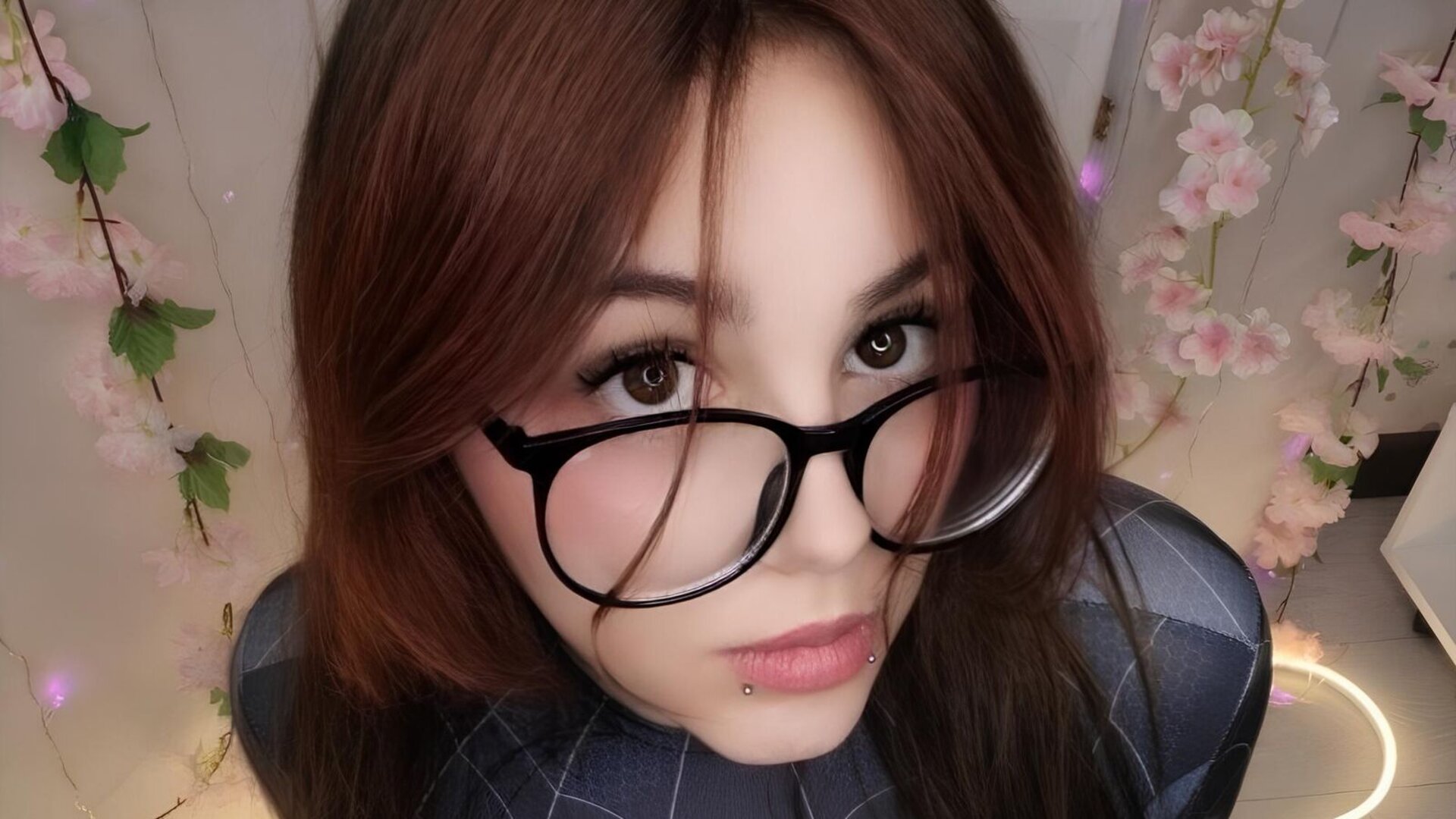 MonaMonaco's Live Nude Chat