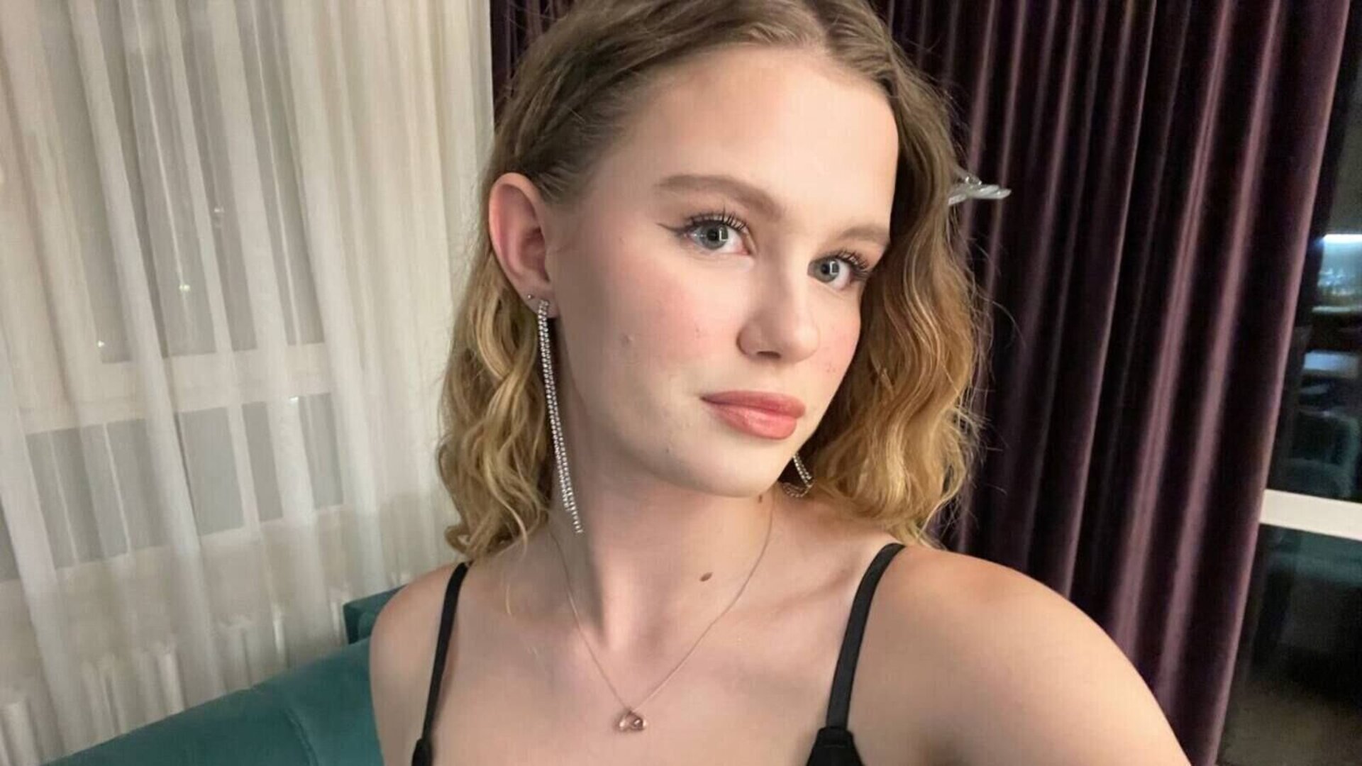 QueenieBurtt's Live Nude Chat