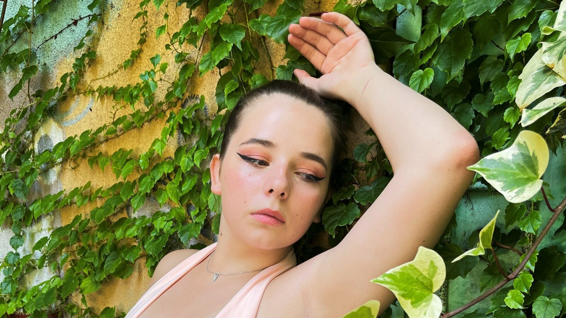 SkarletFluff's Live Nude Chat