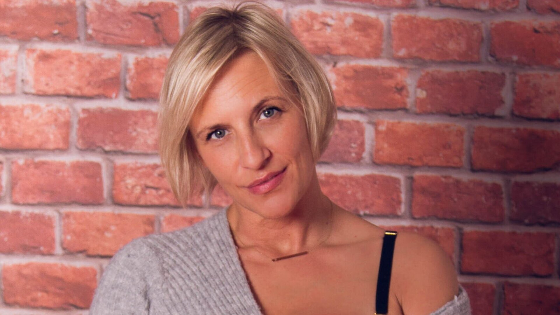 TinaRubia's Live Nude Chat